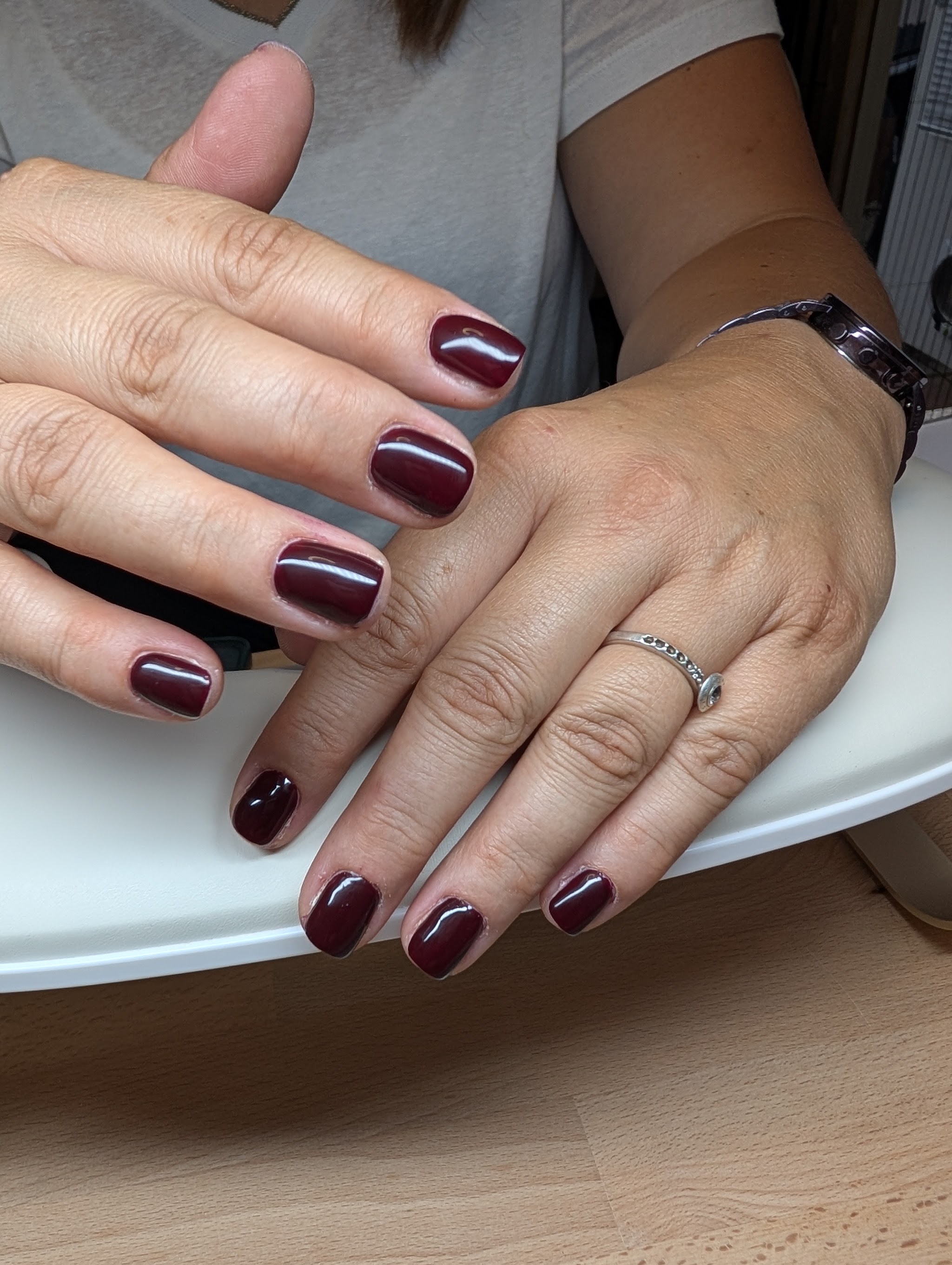 Donkere bordeauxrode gelnagels