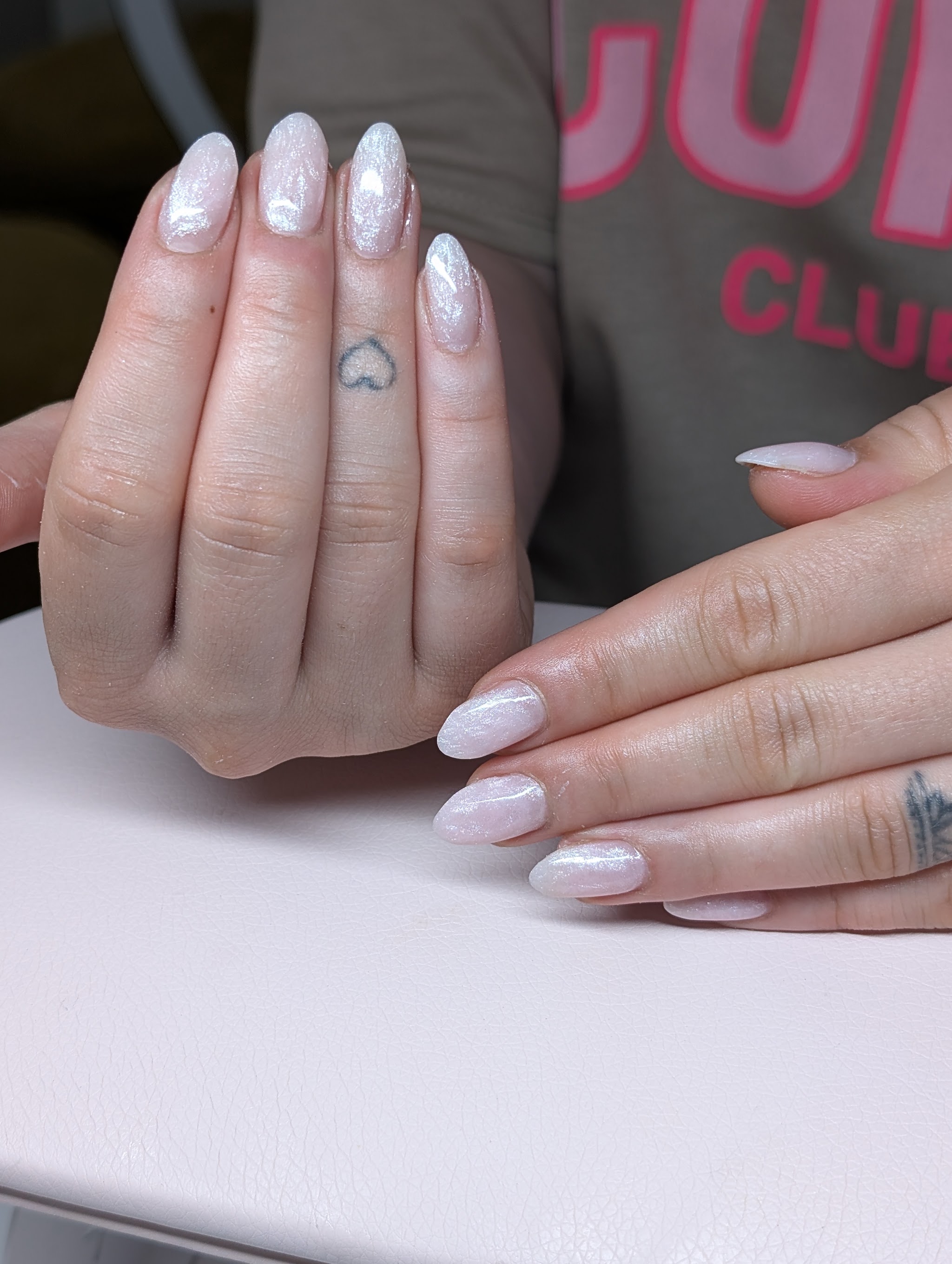 Witte parelmoer amandelnagels na een gelverlenging